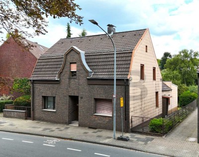 Einfamilienhaus mit Einliegerwohnung und großem Grundstück in Buschhausen!