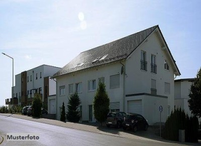 Einfamilien-Doppelhaushälfte mit Stellplatz und Garten