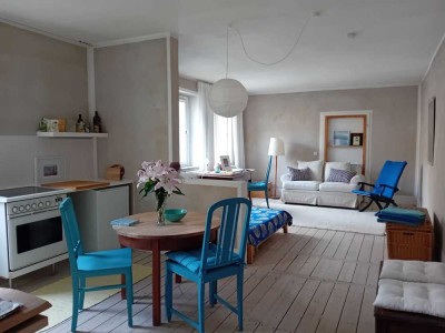 Loftähnliches, individuell möbliertes Appartement im Stadtkern von Delitzsch im Norden von Leipzig.