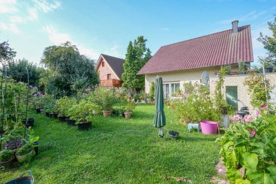 Familienparadies in ruhiger Lage
Großzügiges Ein- bis Zweifamilienhaus mit idyllischem Garten