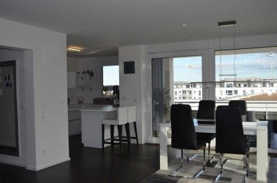 von Privat: Neuwertige, sehr helle Wohnung mit Penthouseflair, Balkon, EBK mit Aussicht über BB