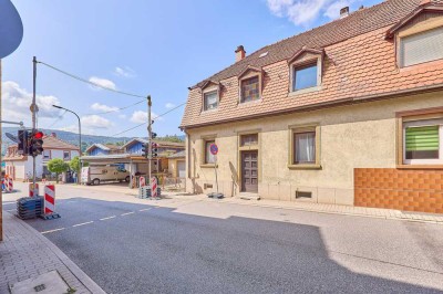 Sanierungsbedürftige Doppelhaushälfte mit Einliegerwohnung