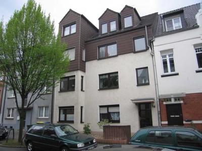 Schöne, ruhige, dennoch zentrale Lage, 3 1/2 Zimmer mit Balkon im Erdgeschoß