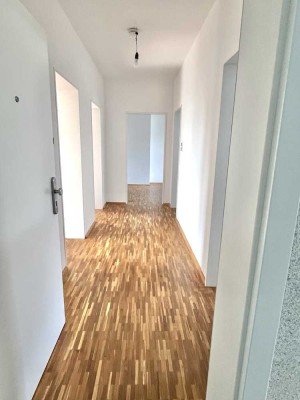 RATINGEN MITTE: SCHÖNE, HELLE 3-ZIMMER-WOHNUNG MIT SÜDBALKON