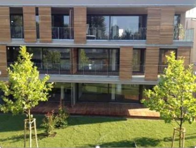 Neuwertige Wohnung mit vier Zimmern sowie Balkon und Einbauküche in Saarbrücken