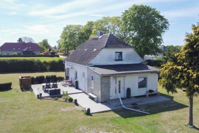 Ländliches Einfamilienhaus mit großem Grundstück und Nebengelass in der Gemeinde Dersekow
