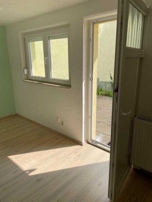 Stilvolle, modernisierte 2-Zimmer-Terrassenwohnung mit Balkon und Einbauküche in Erlenbach