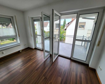 Helle, gepflegte 2-Zimmer Whg. mit Loggia in bester Lage in Friedrichsdorf / Köppern