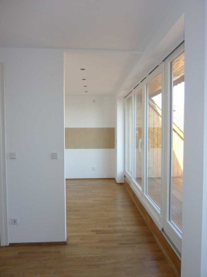 Charmante Dachgeschosswohnung - 2 Zimmer mit sonniger Loggia - hochwertige Sanierung 2010!