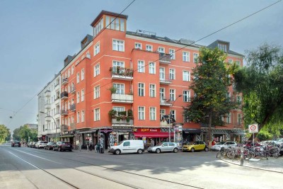 Mitten im Simon-Dach-Kiez: Helle, großzügige Altbauwohnung mit Balkon