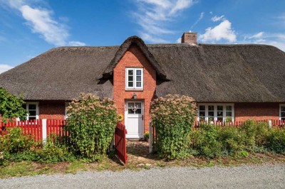 Idyllisch, friesisch, gemütlich und mit viel Potenzial: Tolles Reetdachhaus in ruhiger Lage.