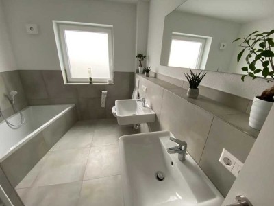 Exklusive 3,5 ZKB mit Balkon*Echtholz-Parkett*Klima*Raffstore*Fenster schwarz*