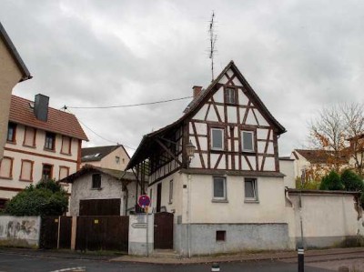 Renovierungsbedürftiges Haus mit 4 Zimmern in Hofheim. Baugenehmigung für 3 WE ist vorhanden!