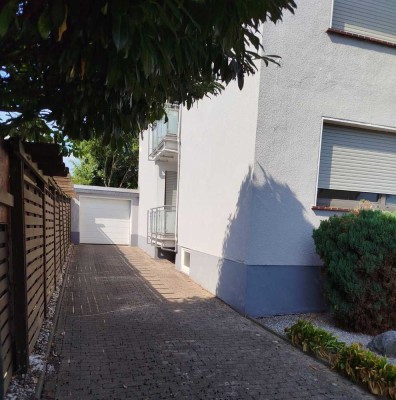 großzügige EG Wohnung mit eigenem Garten, Terrasse, Balkon, Garage und Nebenräumen zu vermieten