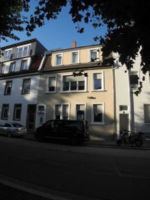 Einmalige, ausbaufähige Stadtwohnung ( DG € 49.000,-) mit weitläufiger Gartenidylle in FT !