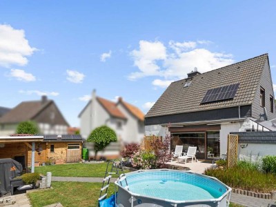 Diekholzen: Familienfreundliches Traumhaus mit Einliegerwohnung und eigenem Bachzugang