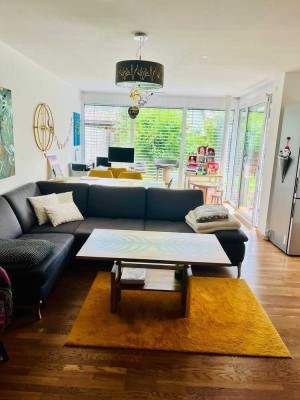 Helle 3 Zimmer Ergeschoßwohnung mit Kelleranteil, Garten und 2 Stellplätzen zu vermieten