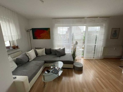 Helle, zentral gelegene Maisonettwohnung mit eigenem Hauseingang, Balkon und eigenem Stellplatz