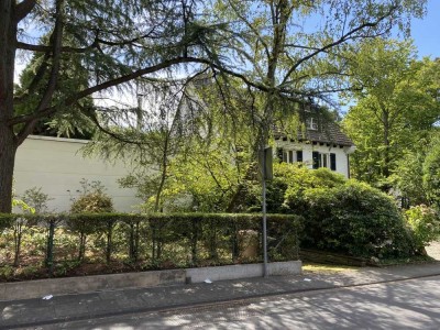 Platz für die Familie und Generationen!
Repräsentative Altbau-Villa erweitert mit großer  Wohnhalle