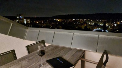 Stilvolle, gepflegte und helle 3 Zimmer Dachgeschosswohnung mit Balkon und EBK in Stuttgart
