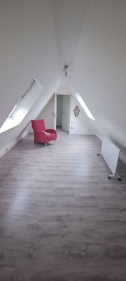 Helle 3,5-Zimmer-Dachwohnung mit Balkon und EBK in Viernheim