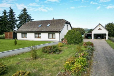 Viel Platz für große Familien:
Gepflegtes 7-Zi.- EFH mit schönem
Wintergarten