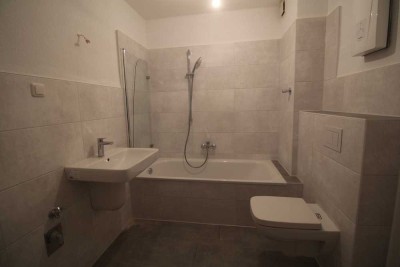 Frisch sanierte Familienwohnung, neues Bad, neu tapeziert, neue Türen etc