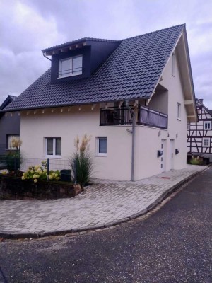 Neuwertige Maisonette-DHH mit Wohlfühlcharakter - 3,5 Zimmer in ruhiger Lage