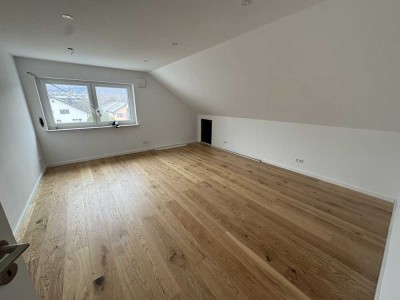 Ruhige Helle Luxuriöse 2,5 Zimmer DG Wohnung nach Komplettsanierung zu vermieten