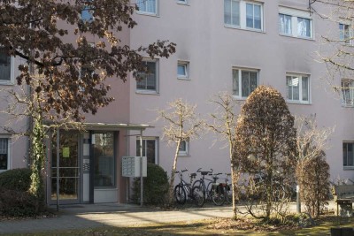 Ruhige 1-Zimmer-Dachgeschosswohnung mit Terrasse und Einbauküche in Unterhaching