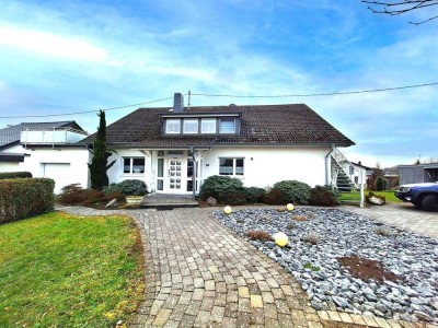 Exklusives Einfamilienhaus mit ELW und großer Gartenanlage