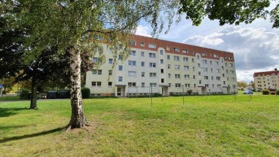 Großes, helles Wohnzimmer + Balkon