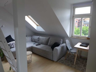 Gemütliche Dachgeschosswohnung, zentrumsnah, 3 min zur Saale