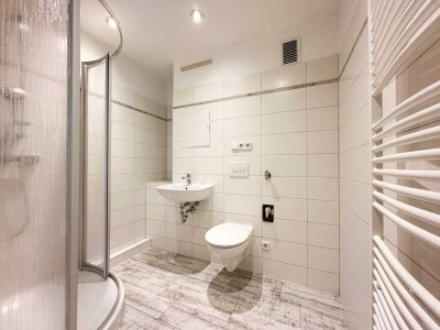 Tolles Bad mit Dusche +++ Küche mit Fenster +++ großer Balkon