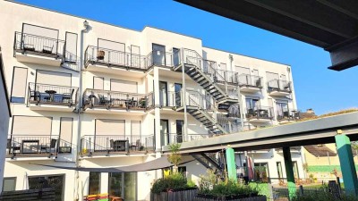 Möbliertes Zimmer mit Balkon