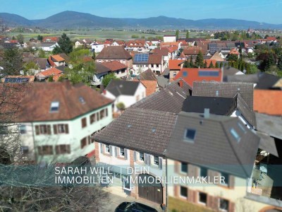 Großzügiges Wohnhaus mit flexibler Aufteilung und
Gewerbeeinheit in Haus-Hof Bauweise in Edesheim