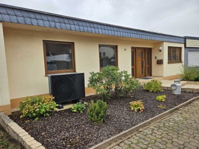 Eleganter, modernisierter Bungalow mit 4 ZKB, EBK, PV, WP in Saarlouis