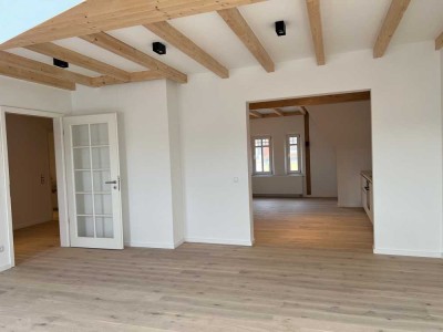 Moderne Dachgeschoss-Rarität nach Komplett-Sanierung in top Lage!