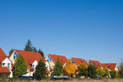 Wohnhaus mit Balkon und Garage