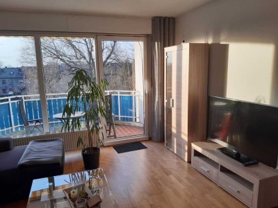 Gemütliche, helle 2,5-Zimmer DG-Wohnung mit großem S/W-Balkon, frei!