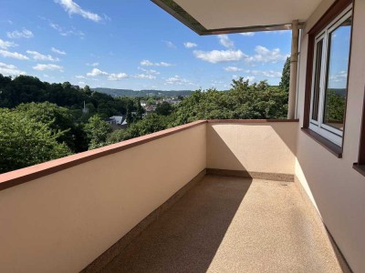 Schöne, helle 3-Zi.-Wohnung mit Küche inkl. EBK, Diele, Duschbad, Sonnen- Balkon, Garage & Aufzug.