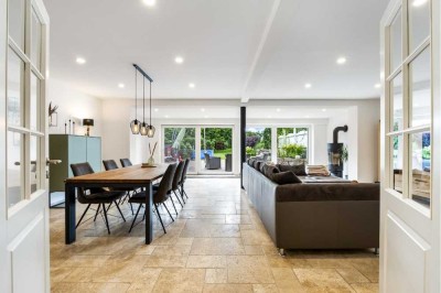 Hochwertig modernisiertes Zweifamilienhaus mit Platz für Generationen - Wohntraum in Feldrandlage