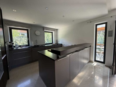 MH Immobilien - Ihr neues Refugium präsentiert sich mit Luxus und Wohlfühlgarten