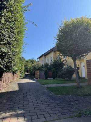 Leerstehendes Reihenhaus mit Terrasse, Balkon, Keller und Dachboden in schöner Lage