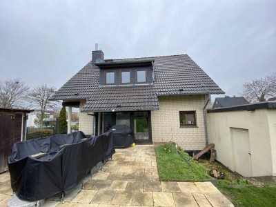 Freistehendes Einfamilienhaus mit Fußbodenheizung Einbauküche, Kamin und Doppelgarage zu vermieten.