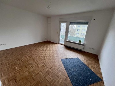 Erstbezug nach Sanierung: freundliche 2-Zimmer-Wohnung mit Balkon nahe Hanauer Landstr