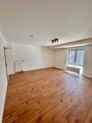 Charmante 2ZKB Wohnung, Erstbezug nach Renovierung, Stellplatz