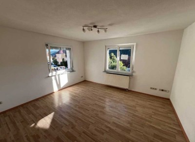 Frisch renovierte 3-Zimmer-Wohnung mit Einbauküche, Keller und modernisiertem Gebäude