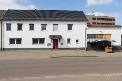 Zweifamilienhaus mit zwei Hallen und zwei Garagen in gepflegtem Zustand