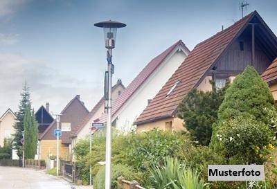 Einfamilienhaus mit Nebengebäude